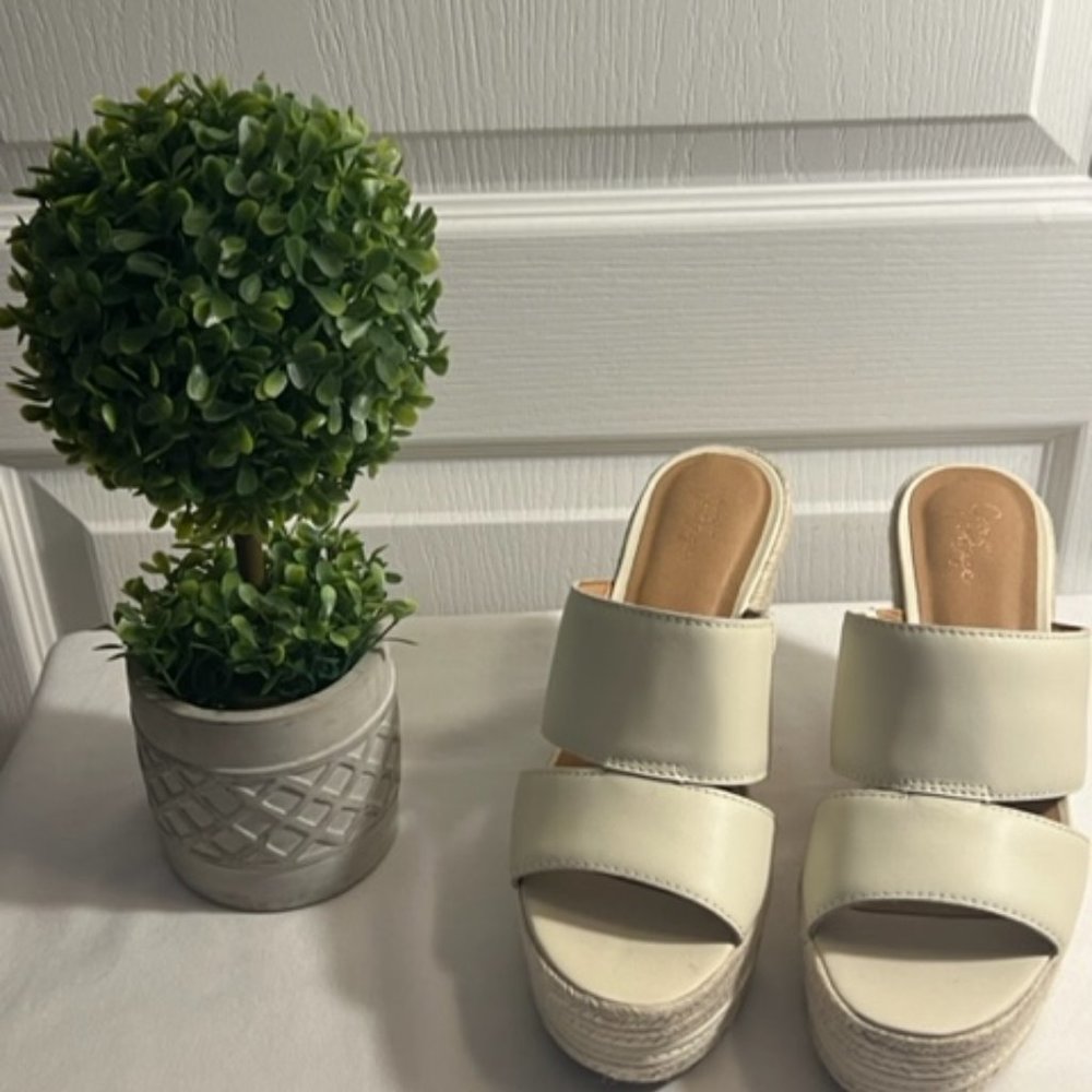 Cream slide on wedges